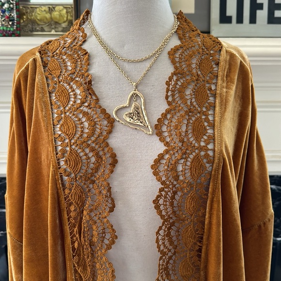 Glorious gold velvet “Rusty Dusty” kimono w/ lace trim. Worn once - Picture 2 of 7